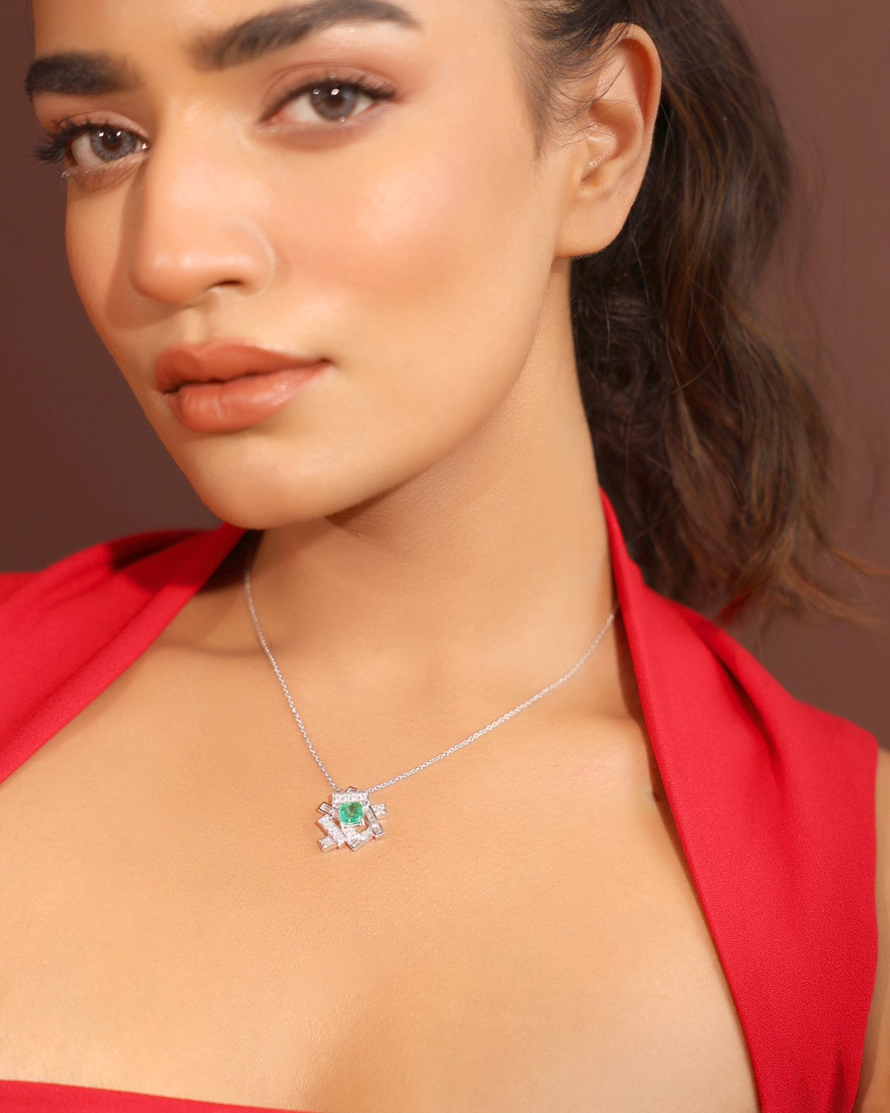 How to Style Lightweight Jewelry: Your Complete 2026 Guide